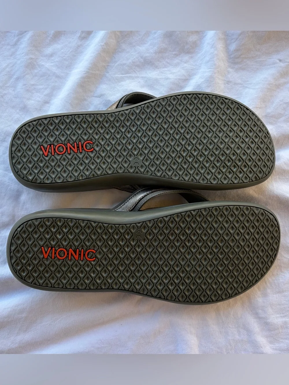 Vionic Men’s Metallic Pewter Flip Flop Sandals Like New! Sz 12